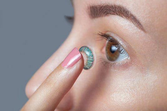 How to Put In Contact Lenses for the First Time
